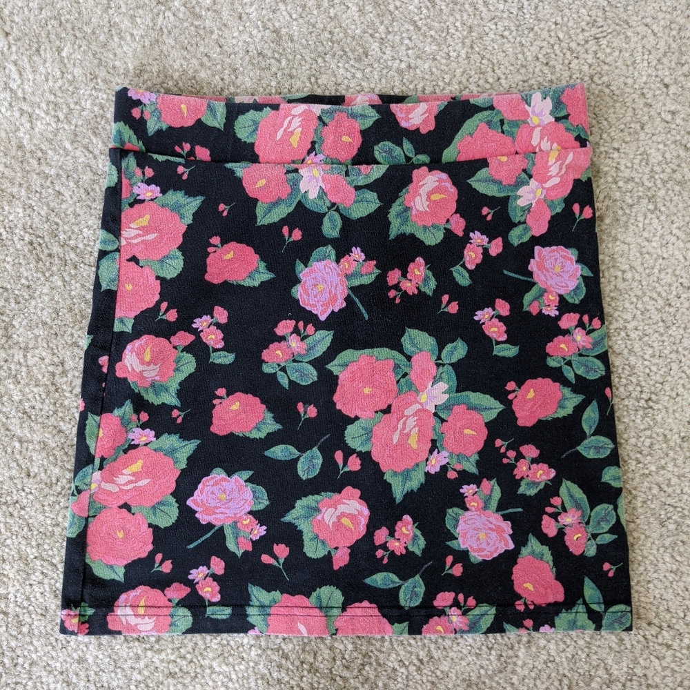 Floral mini body con skirt Size S